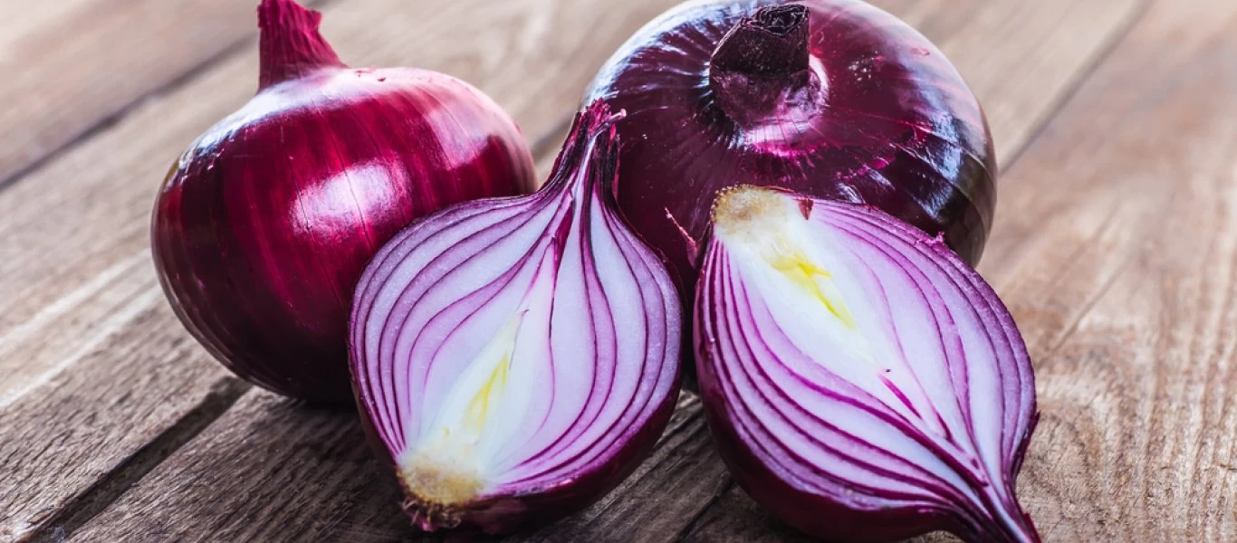 Βάζει στο φούρνο μικροκυμάτων ένα ολόκληρο κρεμμύδι - Όταν δείτε γιατί θα το κάνετε και εσείς (βίντεο)